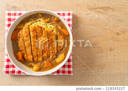 curry ramen noodles with tonkatsu fried pork cutlet 128335227