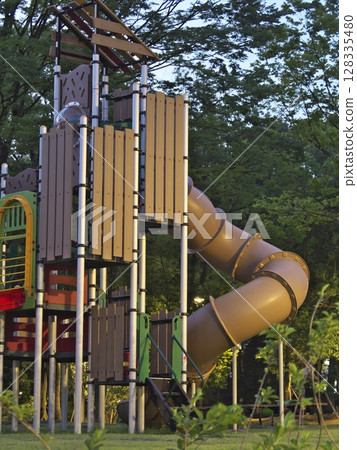 公園裡的兒童滑梯 128335480