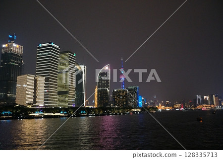 從船上欣賞上海夜景 從船上欣賞上海夜景 128335713