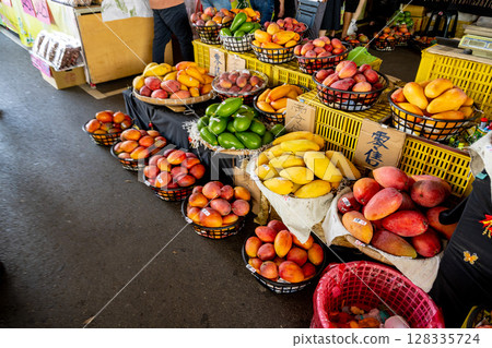台灣台南 — 2025年6月30日:玉井水果市場新鮮芒果展示。在夏季水果季節,該市場是台灣的主要水果產區。 台灣台南 — 2025年6月30日:玉井水果市場新鮮芒果展示。在夏季水果季節,該市場是台灣的主要水果產區。 128335724