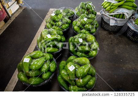 台灣台南 — 2025年6月30日:玉井水果市場新鮮芒果展示。在夏季水果季節,該市場是台灣的主要水果產區。 台灣台南 — 2025年6月30日:玉井水果市場新鮮芒果展示。在夏季水果季節,該市場是台灣的主要水果產區。 128335725