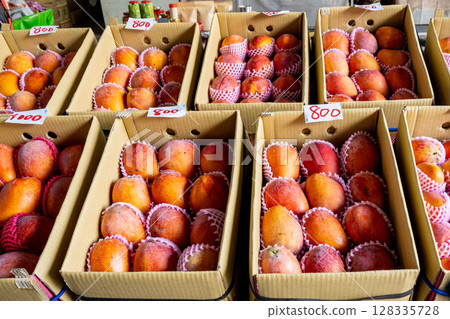 台灣台南 — 2025年6月30日:玉井水果市場新鮮芒果展示。在夏季水果季節,該市場是台灣的主要水果產區。 台灣台南 — 2025年6月30日:玉井水果市場新鮮芒果展示。在夏季水果季節,該市場是台灣的主要水果產區。 128335728