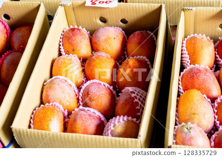 台灣台南 — 2025年6月30日：玉井水果市場新鮮芒果展示。在夏季水果季節，該市場是台灣的主要水果產區。 128335729