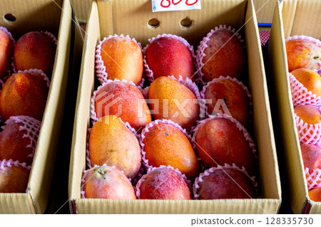 台灣台南 — 2025年6月30日:玉井水果市場新鮮芒果展示。在夏季水果季節,該市場是台灣的主要水果產區。 台灣台南 — 2025年6月30日:玉井水果市場新鮮芒果展示。在夏季水果季節,該市場是台灣的主要水果產區。 128335730