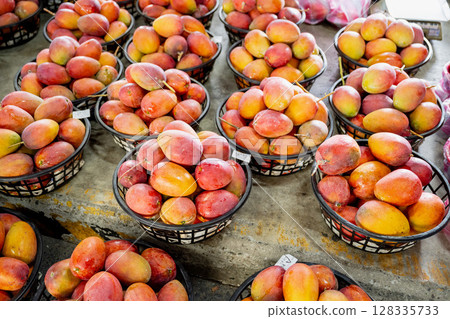 台灣台南 — 2025年6月30日：玉井水果市場新鮮芒果展示。在夏季水果季節，該市場是台灣的主要水果產區。 128335733