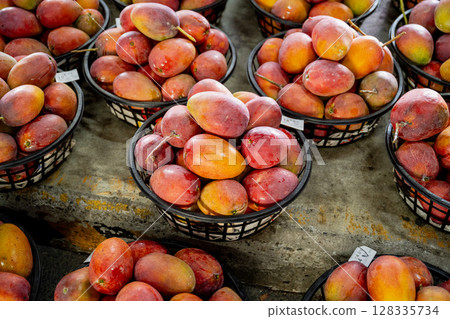 台灣台南 — 2025年6月30日:玉井水果市場新鮮芒果展示。在夏季水果季節,該市場是台灣的主要水果產區。 台灣台南 — 2025年6月30日:玉井水果市場新鮮芒果展示。在夏季水果季節,該市場是台灣的主要水果產區。 128335734