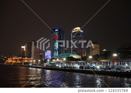 從船上欣賞上海夜景 128335769