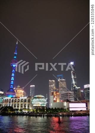 從船上欣賞上海夜景 128335846