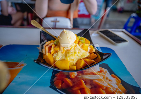 台灣台南 — 2025年6月30日：傳統芒果冰淇淋、新鮮芒果冰塊和草本冰淇淋。來台灣芒果區玉井吧 128335853