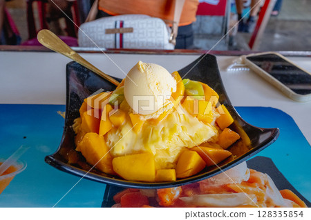 台灣台南 — 2025年6月30日:傳統芒果冰淇淋、新鮮芒果冰塊和草本冰淇淋。來台灣芒果區玉井吧 台灣台南 — 2025年6月30日:傳統芒果冰淇淋、新鮮芒果冰塊和草本冰淇淋。來台灣芒果區玉井吧 128335854