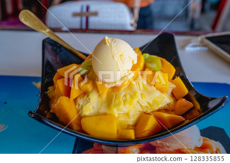 台灣台南 — 2025年6月30日:傳統芒果冰淇淋、新鮮芒果冰塊和草本冰淇淋。來台灣芒果區玉井吧 台灣台南 — 2025年6月30日:傳統芒果冰淇淋、新鮮芒果冰塊和草本冰淇淋。來台灣芒果區玉井吧 128335855