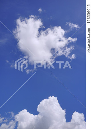 日本橫濱的城市景觀，雄偉的積雲（螢幕底部）在藍天映襯下閃閃發光（7 月 10 日） 128336043