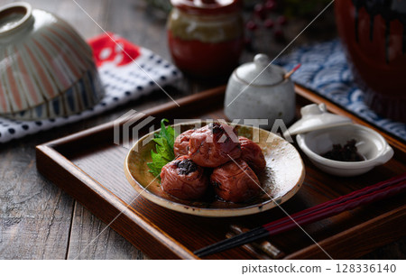 紀州南高梅與鰹魚乾優雅地擺放在日式餐具上的照片 紀州南高梅與鰹魚乾優雅地擺放在日式餐具上的照片 128336140