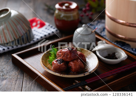 紀州南高梅與鰹魚乾優雅地擺放在日式餐具上的照片 紀州南高梅與鰹魚乾優雅地擺放在日式餐具上的照片 128336141