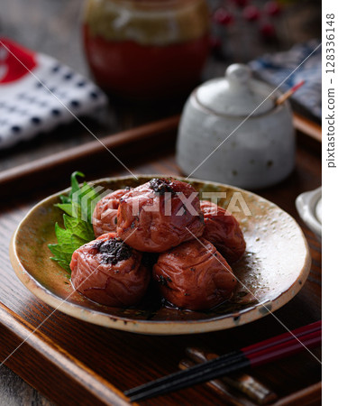 紀州南高梅與鰹魚乾優雅地擺放在日式餐具上的照片 128336148