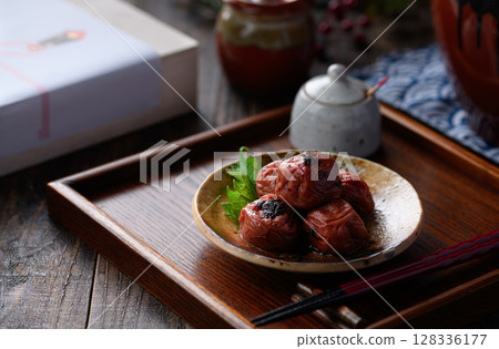 奢華的日式梅子醬,帶有寧靜的日本背景 奢華的日式梅子醬,帶有寧靜的日本背景 128336177