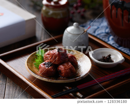 奢華的日式梅子醬，帶有寧靜的日本背景 128336180