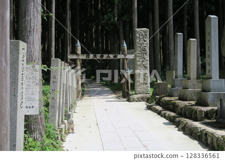 【紀伊山脈的世界遺產聖地和參拜路線】奈良縣吉野郡天川村土羅川大峰山入口處的夏日風景 128336561