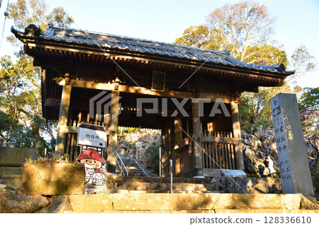 [Shikoku 88 Temples] No. 32 The main gate of Mine-ji Temple (Zenshi-boji Temple) bathed in the spring morning sun, Nankoku City, Kochi Prefecture 128336610