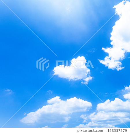 藍天白雲的簡單天空景觀 藍天白雲的簡單天空景觀 128337279