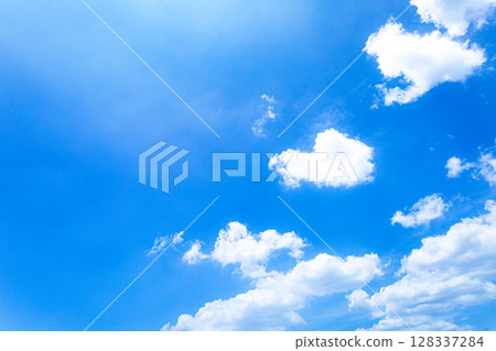 藍天白雲的簡單天空景觀 藍天白雲的簡單天空景觀 128337284