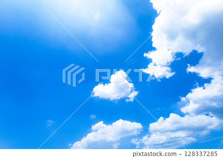藍天白雲的簡單天空景觀 128337285