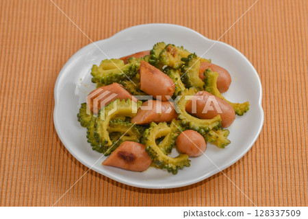 Stir-fried bitter melon and Vienna sausage with curry 128337509
