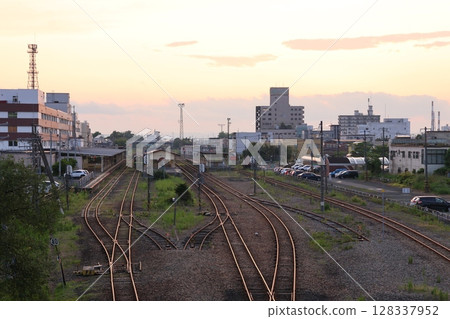 染上黃昏色彩的JR釧路站 染上黃昏色彩的JR釧路站 128337952
