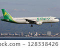春秋航空中國A321客機接近關西機場 128338426