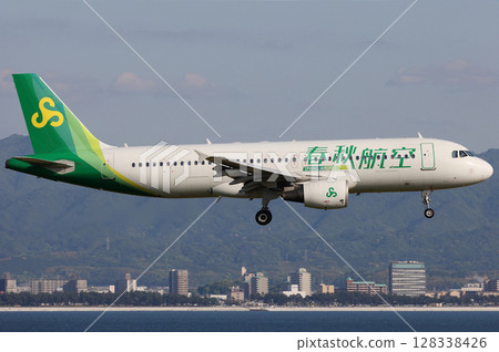 春秋航空中國A321客機接近關西機場 128338426