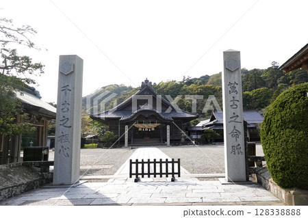 Izumo Taisha Kyosoreisha Shrine: Stone pillars and worship hall at the entrance to the grounds 128338888