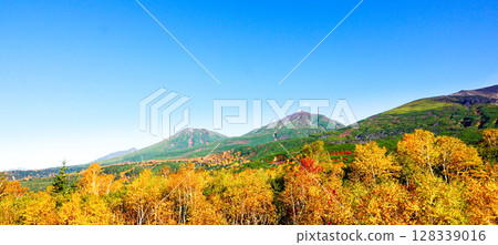 十月中秋時節,從北海道美瑛的望岳台眺望,十勝山脈美不勝收。 十月中秋時節,從北海道美瑛的望岳台眺望,十勝山脈美不勝收。 128339016