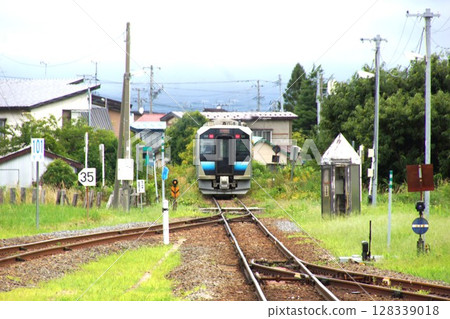 Scenery from the Gono Line: Hybrid diesel railcar (GV-E400 type) near Goshogawara Station Scenery from the Gono Line: Hybrid diesel railcar (GV-E400 type) near Goshogawara Station 128339018