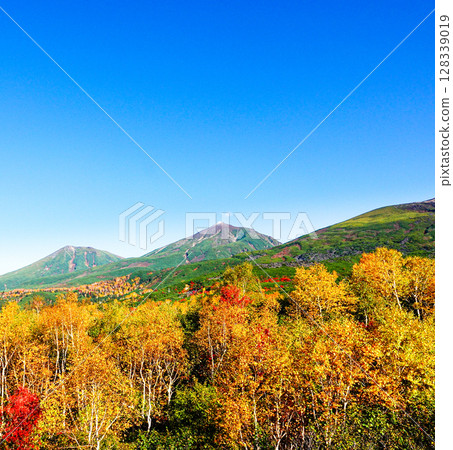 The gorgeous Tokachi mountain range seen from Bougakudai in Biei, Hokkaido in mid-autumn October The gorgeous Tokachi mountain range seen from Bougakudai in Biei, Hokkaido in mid-autumn October 128339019