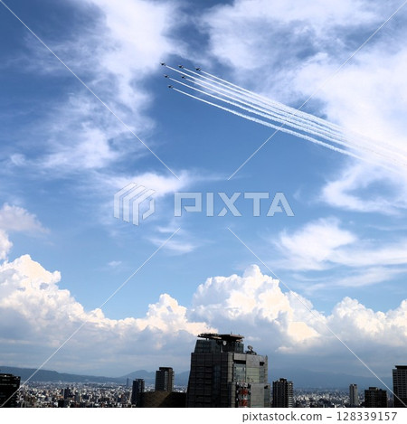 大阪的夏天，藍色衝擊波翱翔在夏日的天空，關西世博會在大阪的天空下舉行，感謝藍色衝擊波 128339157