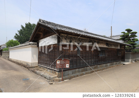 土井倉口傳統建築物群保護區寺村則夫家長屋門（登記有形文化財產） 128339261