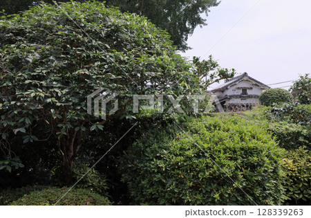 從土井角中傳統建築物群保護區內的野村隆雄家宅邸(註冊有形文化財產)眺望寺村則夫家藏屋 從土井角中傳統建築物群保護區內的野村隆雄家宅邸(註冊有形文化財產)眺望寺村則夫家藏屋 128339263