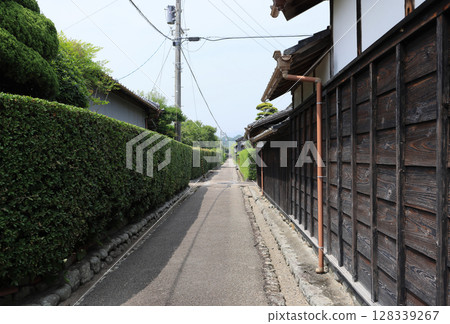 A north-south road in the traditional buildings preservation district of Doi Kurachu (on the right is the Nomura family residence, a samurai residence) A north-south road in the traditional buildings preservation district of Doi Kurachu (on the right is the Nomura family residence, a samurai residence) 128339267