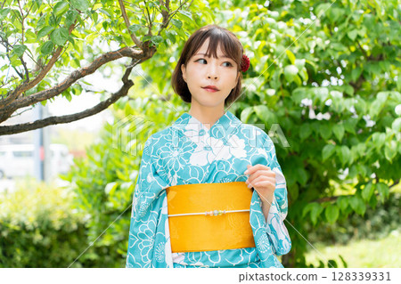 身穿浴衣的日本女人 128339331