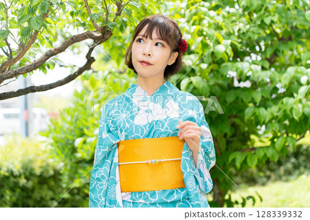 身穿浴衣的日本女人 身穿浴衣的日本女人 128339332