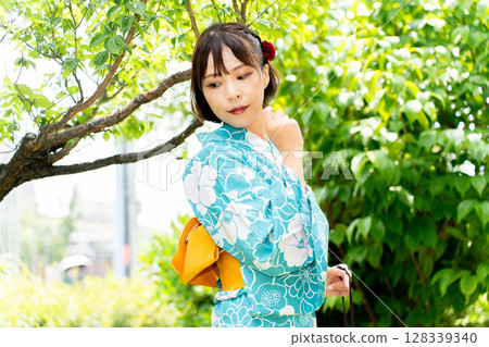 身穿浴衣的日本女人 128339340