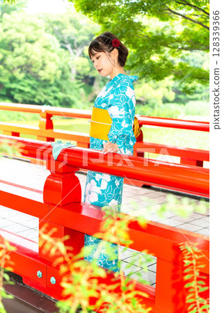 身穿浴衣的日本女人 身穿浴衣的日本女人 128339366