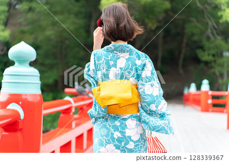 身穿浴衣的日本女人 身穿浴衣的日本女人 128339367