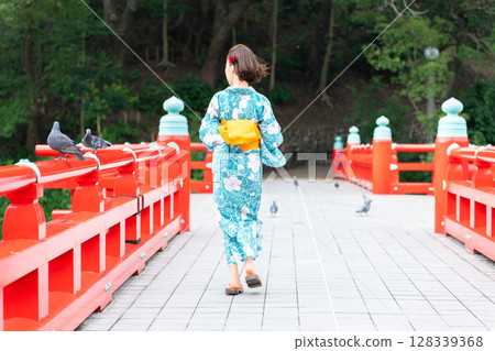 身穿浴衣的日本女人 身穿浴衣的日本女人 128339368