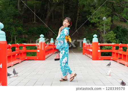 身穿浴衣的日本女人 身穿浴衣的日本女人 128339370