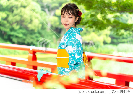 Japanese woman in yukata 128339409