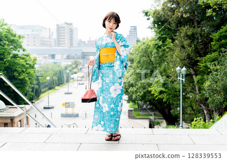 身穿浴衣的日本女人 128339553