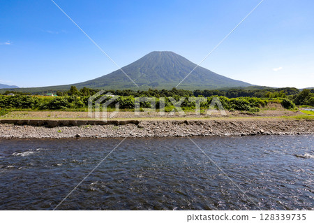 羊蹄山、山、風景、藍天、蝦夷富士、尻別川、河流、漂流、自然、旅遊、登山、綠地、樹木、木材 128339735