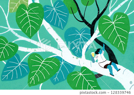 一名女子爬上一棵大樹去喝啤酒 一名女子爬上一棵大樹去喝啤酒 128339746