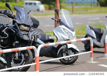 自行車停車場裡的摩托車影像 128340391